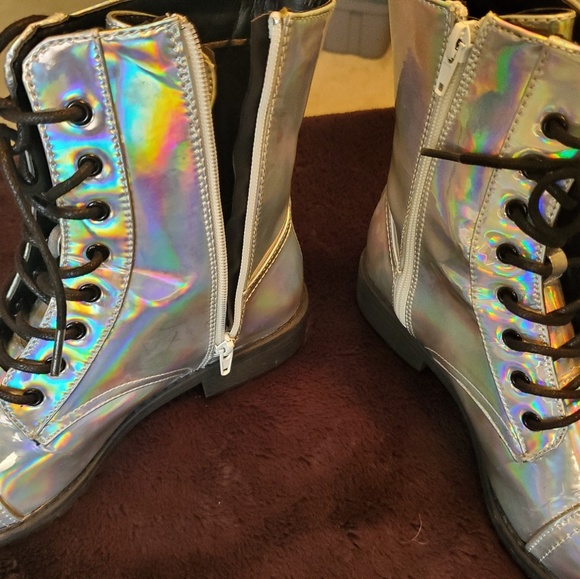 Wild Diva Hologram/Iridescent Boots - Picture 4 of 4